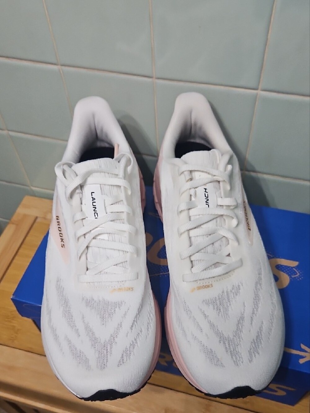 Brooks Launch Women's Running Shoes — White & Light Pink Size 11 - Picture 2 of 6